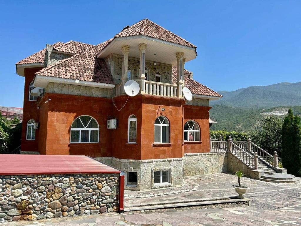 Red House photo 1