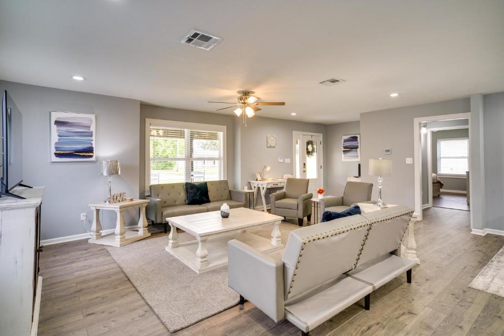 Lake Charles Home with Gas Grill and Fenced-In Yard! photo 4