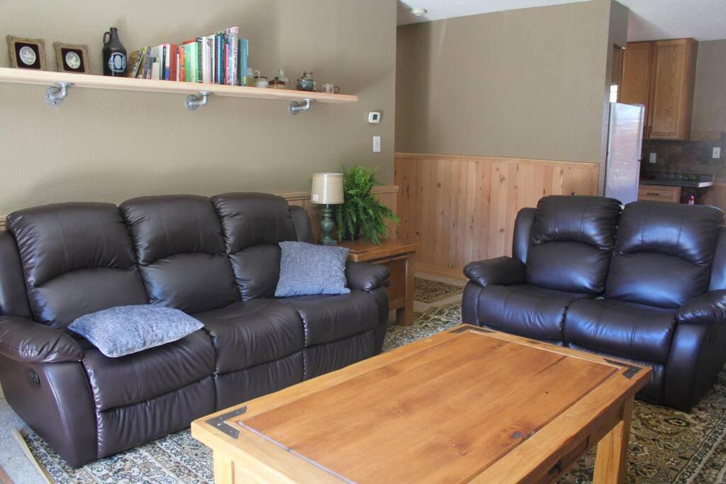 Awesome location near Downtown Bozeman, Library, Montana State Uni, Museum of the Rockies, parks, and hiking! image