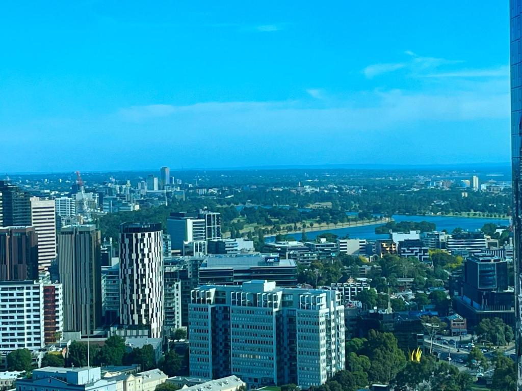 Modern 3 Bedroom Apartment with Amazing Views photo 3