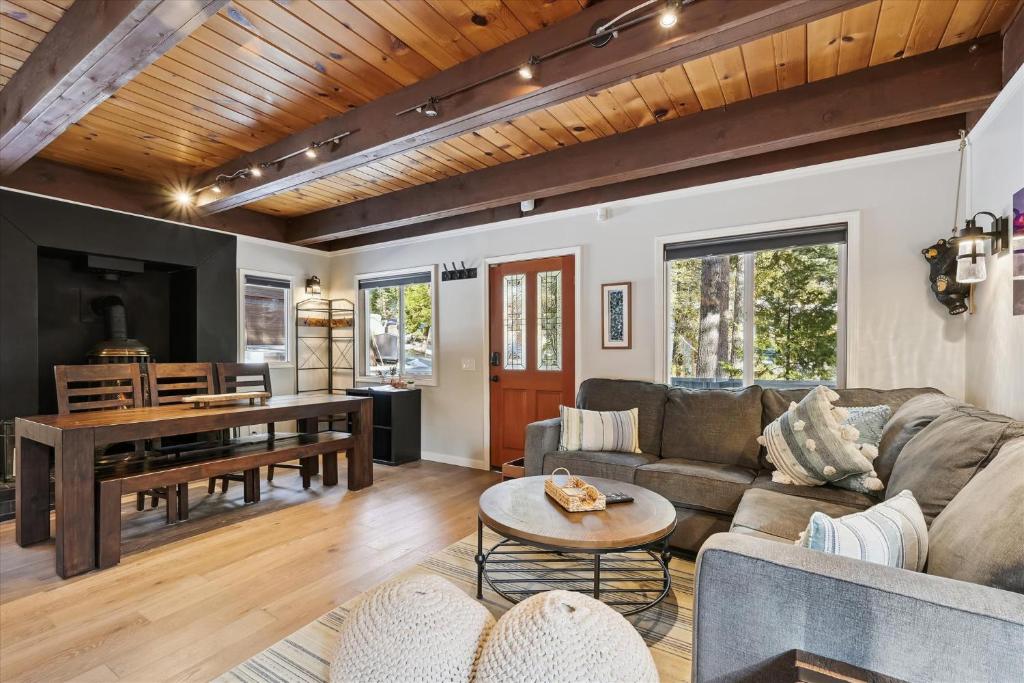 Cobalt Cabin - Beautifully remodeled 3BR with private hot tub, fireplace and dogs ok photo 2