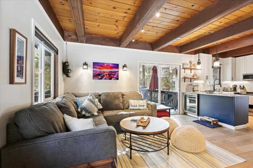 Cobalt Cabin - Beautifully remodeled 3BR with private hot tub, fireplace and dogs ok photo 3