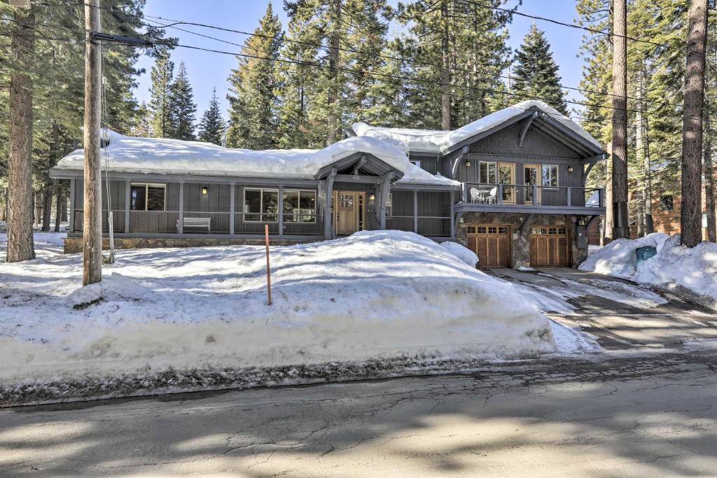 Bluerock Retreat - 3 BR West Shore Cabin - 3 Fireplaces, Short Drive to Skiing