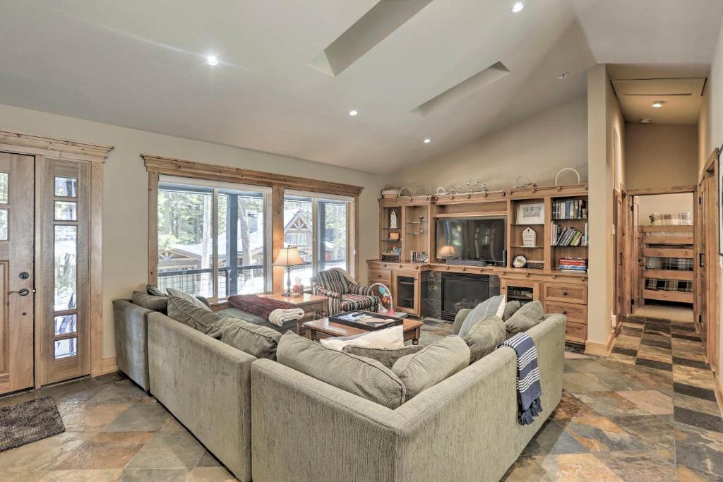 Bluerock Retreat - 3 BR West Shore Cabin - 3 Fireplaces, Short Drive to Skiing photo 1