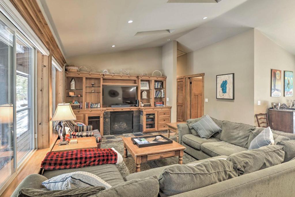 Bluerock Retreat - 3 BR West Shore Cabin - 3 Fireplaces, Short Drive to Skiing photo 2