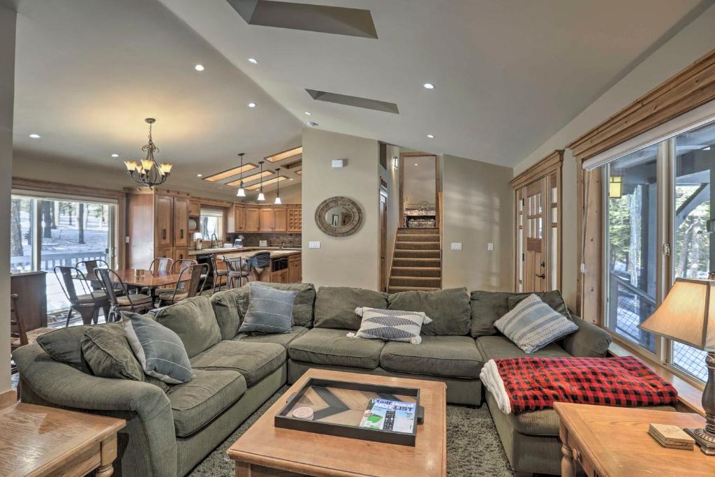 Bluerock Retreat - 3 BR West Shore Cabin - 3 Fireplaces, Short Drive to Skiing photo 3