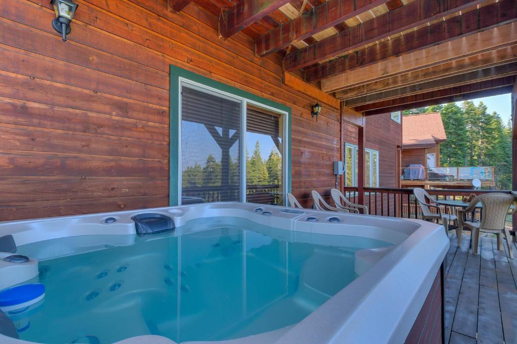 Crystal Lodge- 2,750 Sqft, Panoramic Lake View, Hot Tub, Family Room, Foosball Table