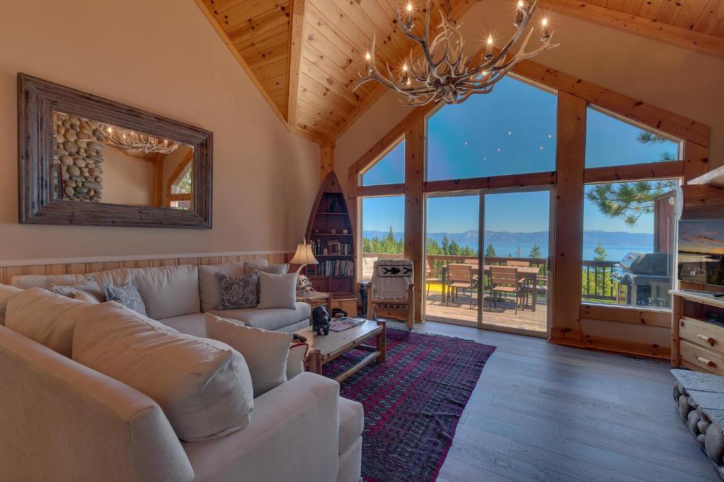 Crystal Lodge- 2,750 Sqft, Panoramic Lake View, Hot Tub, Family Room, Foosball Table photo 1