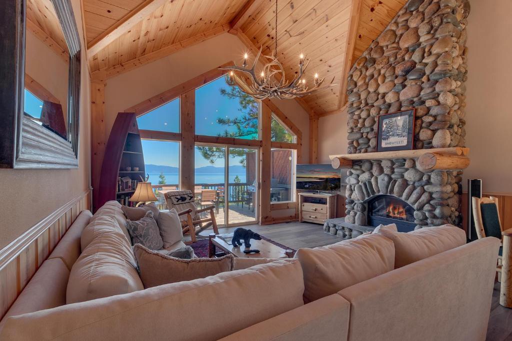 Crystal Lodge- 2,750 Sqft, Panoramic Lake View, Hot Tub, Family Room, Foosball Table photo 2