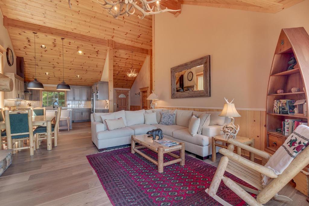 Crystal Lodge- 2,750 Sqft, Panoramic Lake View, Hot Tub, Family Room, Foosball Table photo 3