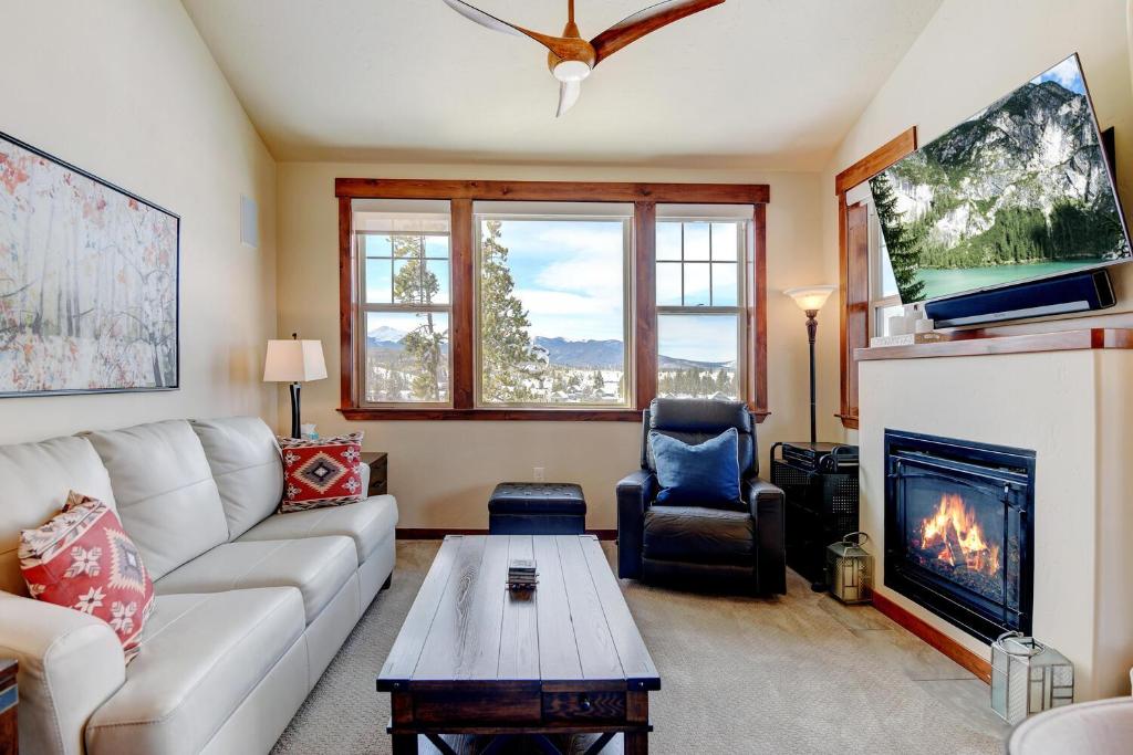 New Luxury Condo E201 With Hot Tub & Great Views / Best Price - $500 FREE Activities Daily photo 2