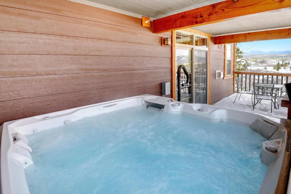 New Luxury Condo E201 With Hot Tub & Great Views / Best Price - $500 FREE Activities Daily photo 4