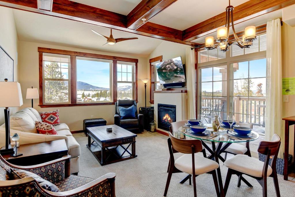 New Luxury Condo E201 With Hot Tub & Great Views / Best Price - $500 FREE Activities Daily