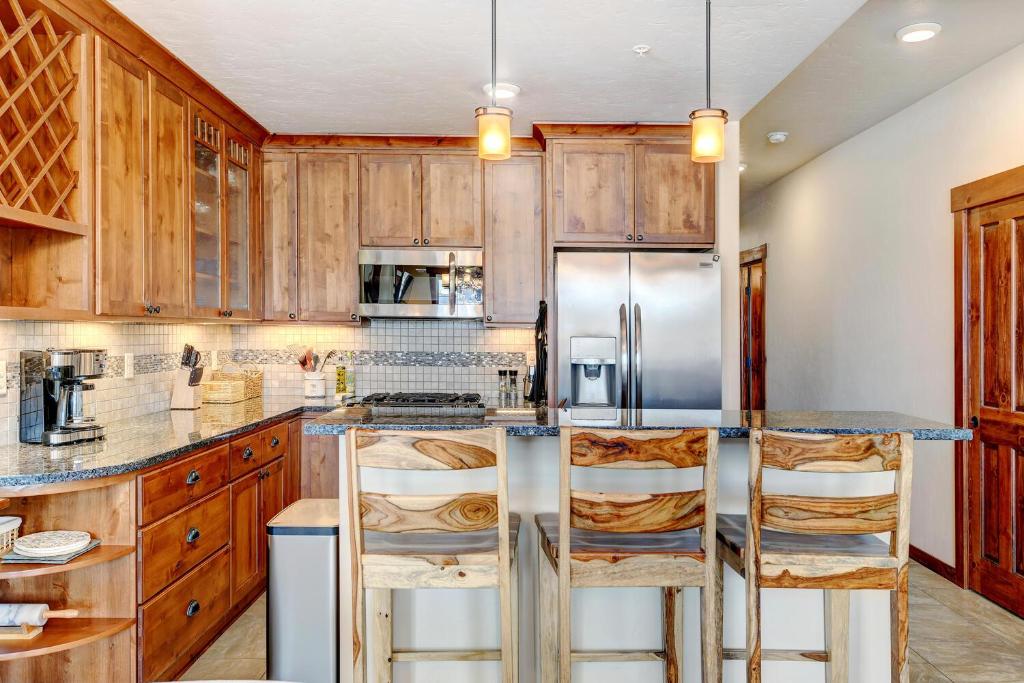 New Luxury Condo E201 With Hot Tub & Great Views / Best Price - $500 FREE Activities Daily photo 3