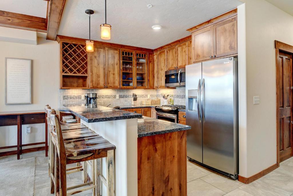 New Luxury Condo E201 With Hot Tub & Great Views / Best Price - $500 FREE Activities Daily photo 1