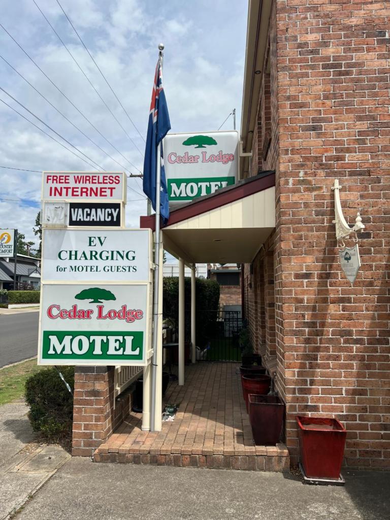 Cedar Lodge Motel photo 1