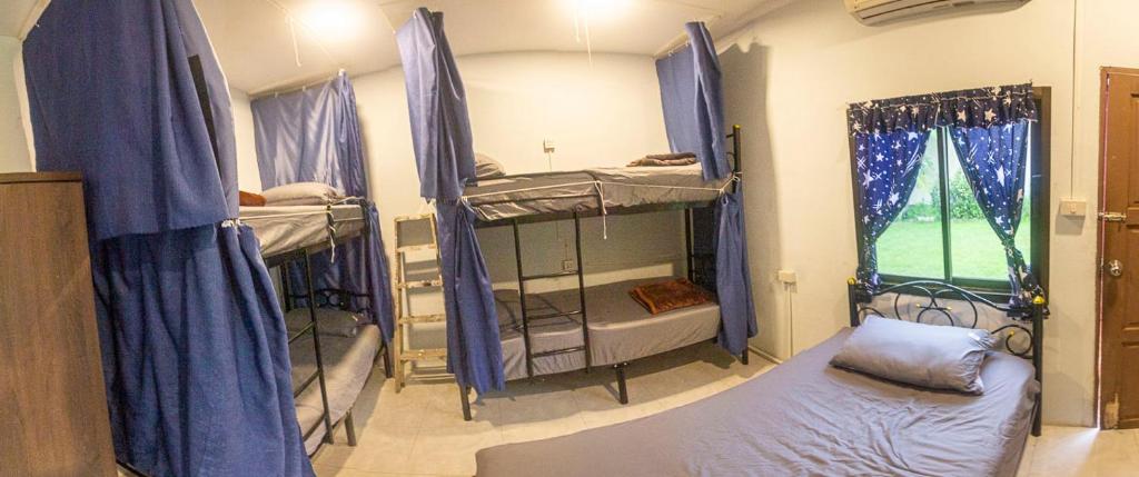 The Travelers Friend En Suite dorm room AC photo 1