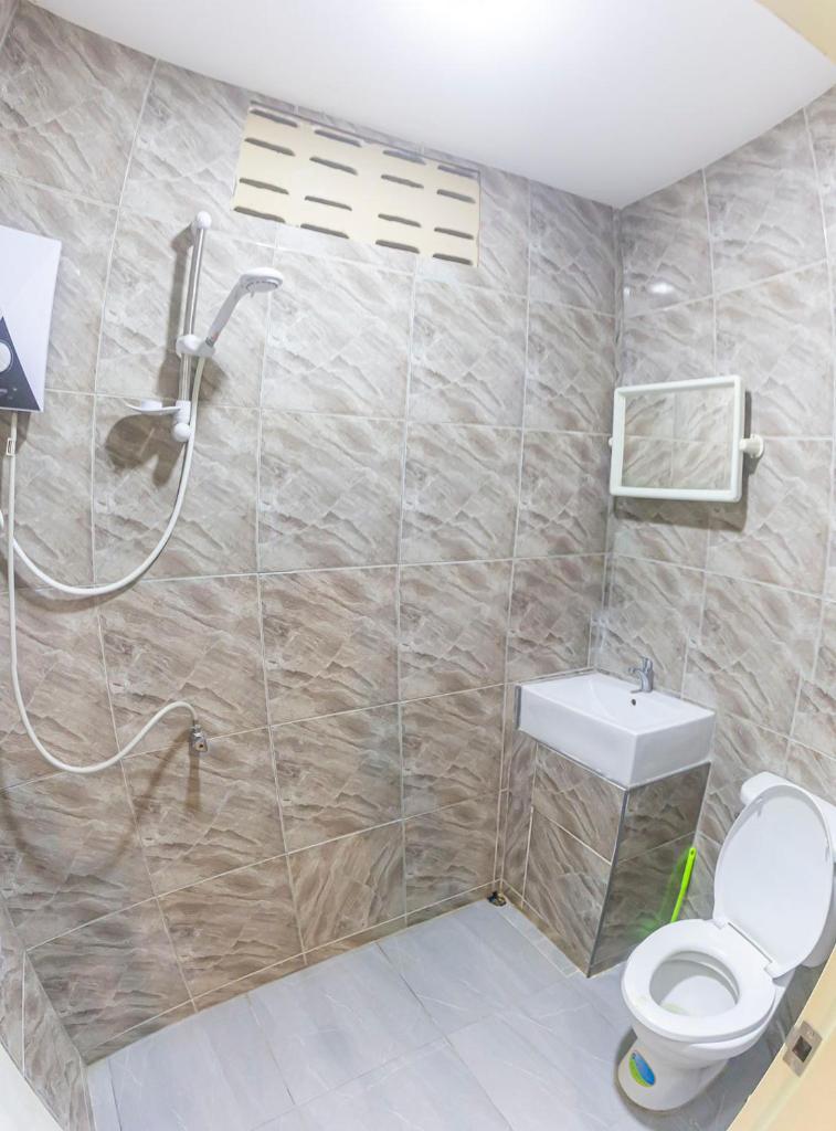The Travelers Friend En Suite dorm room AC photo 3