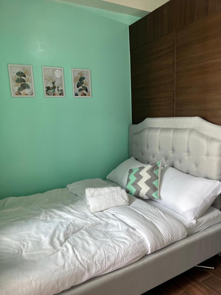 Cozy Condo Apartment in Makati / Manila with mall, restaurants, groceries, pool, netflix, disney+ and more photo 3