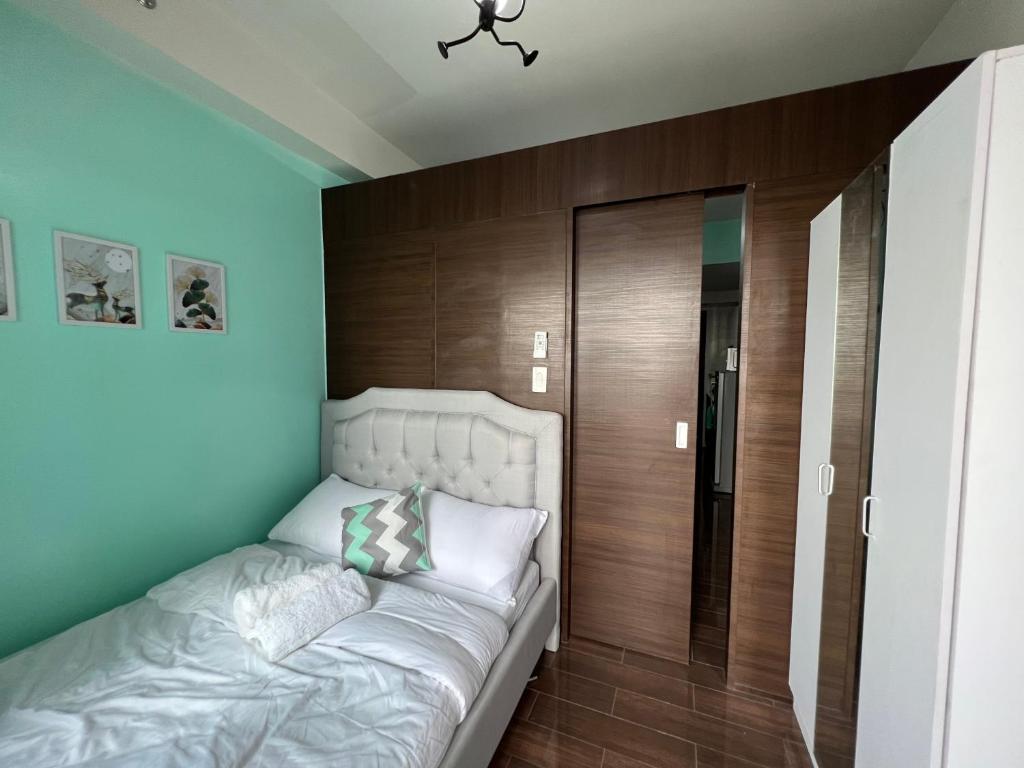 Cozy Condo Apartment in Makati / Manila with mall, restaurants, groceries, pool, netflix, disney+ and more photo 4