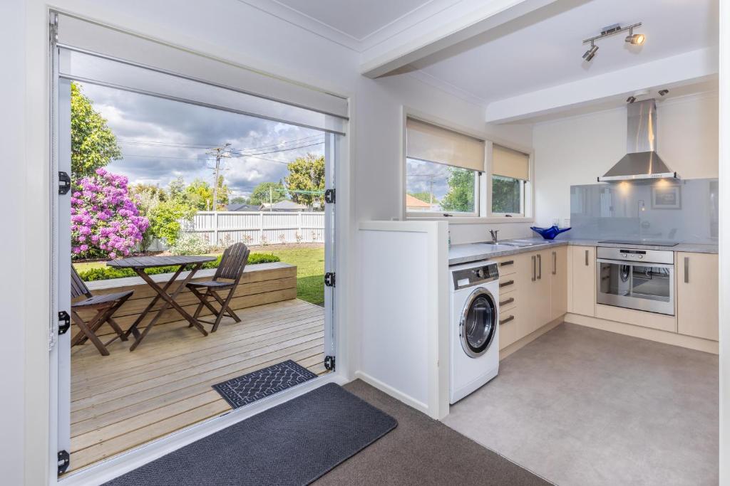 2 Bedroom Home away from Home near CBD & private parking photo 2