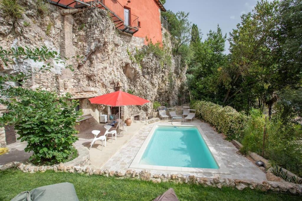 Villa in town with private garden, pool and sauna