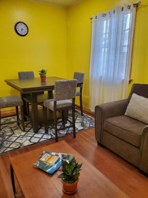 Upstairs 2 Bedroom Avalon Regia Apartment photo 3