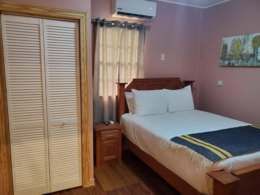 Upstairs 2 Bedroom Avalon Regia Apartment photo 4