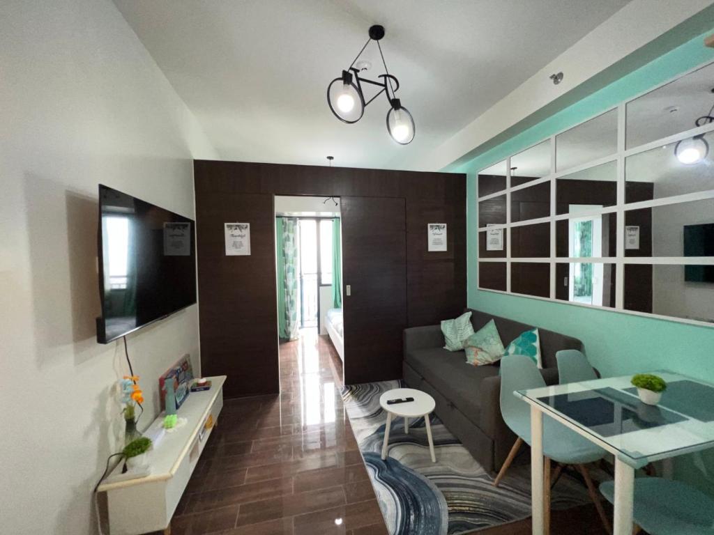 Cozy Condo Apartment in Makati / Manila with mall, restaurants, groceries, pool, netflix, disney+ and more photo 1
