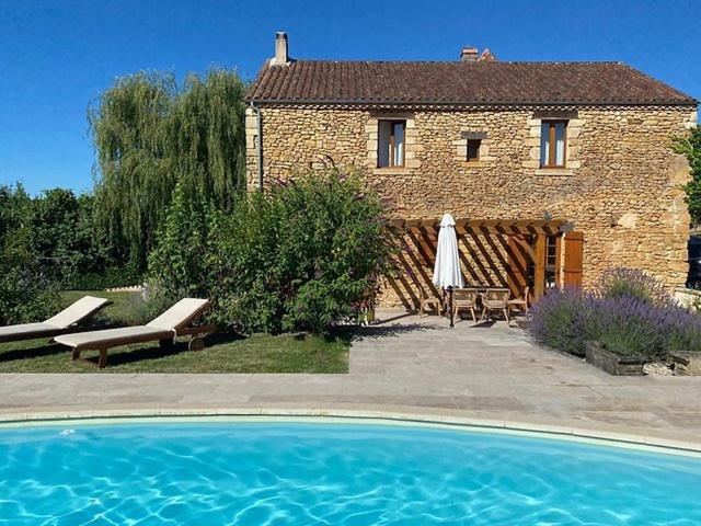 Cette charmante propriété périgourdine avec piscine offrant un cadre tranquille pour des vacances paisibles et relaxante photo 1