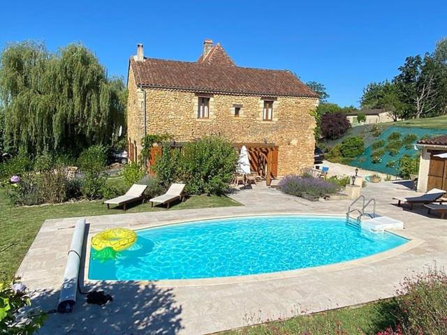 Cette charmante propriété périgourdine avec piscine offrant un cadre tranquille pour des vacances paisibles et relaxante photo 2