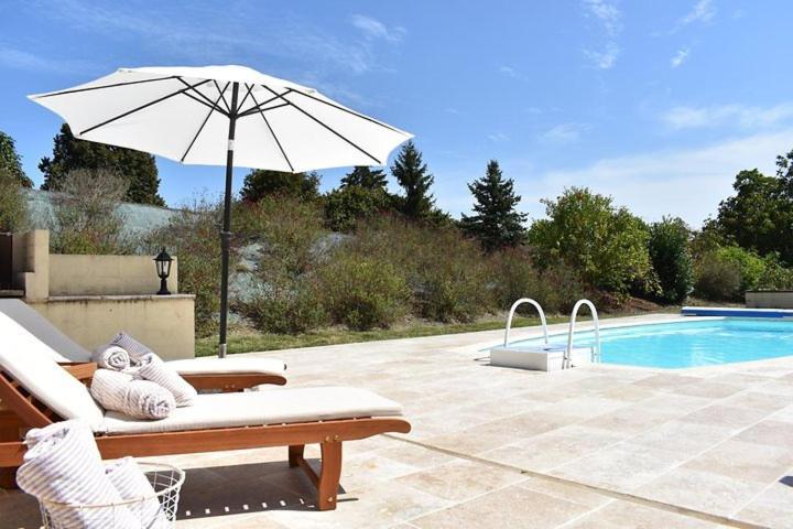 Cette charmante propriété périgourdine avec piscine offrant un cadre tranquille pour des vacances paisibles et relaxante photo 3