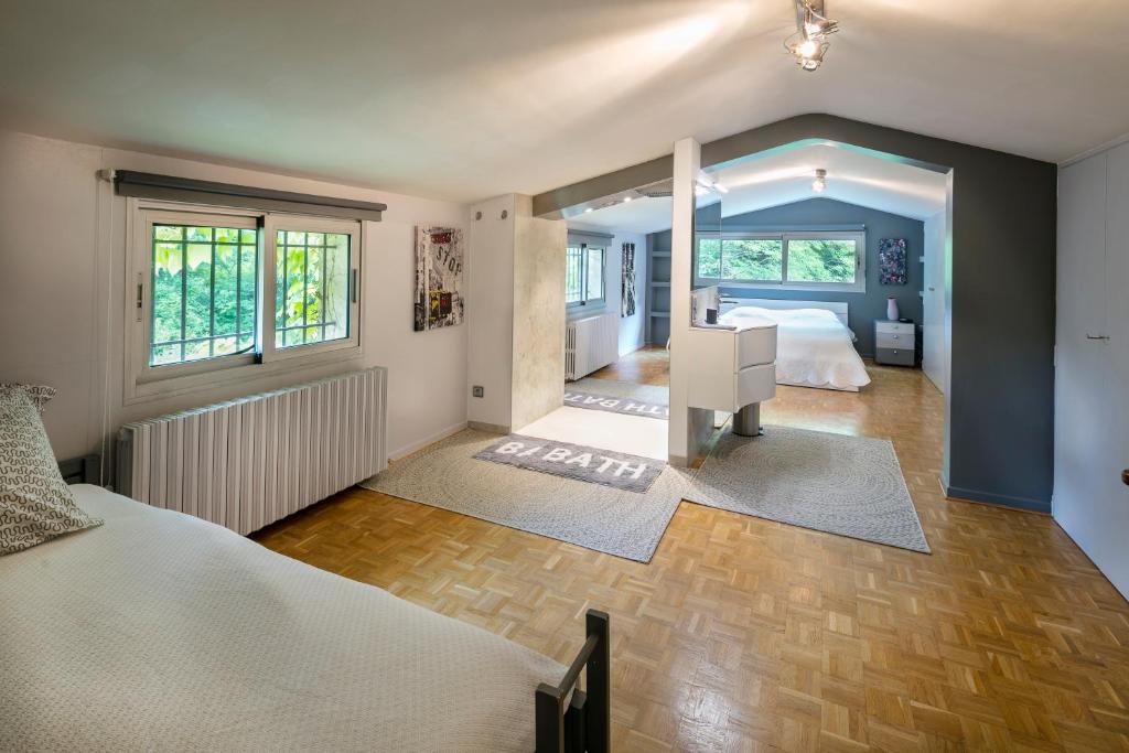 VillaOustal. Parc Arboré 4500 m2. Piscine chauffée. photo 2
