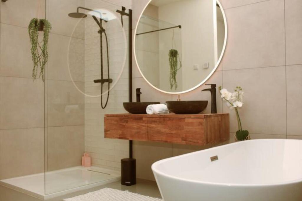 The Comfort of a Luxury Hotel, but with your own fully equipped Kitchen photo 2