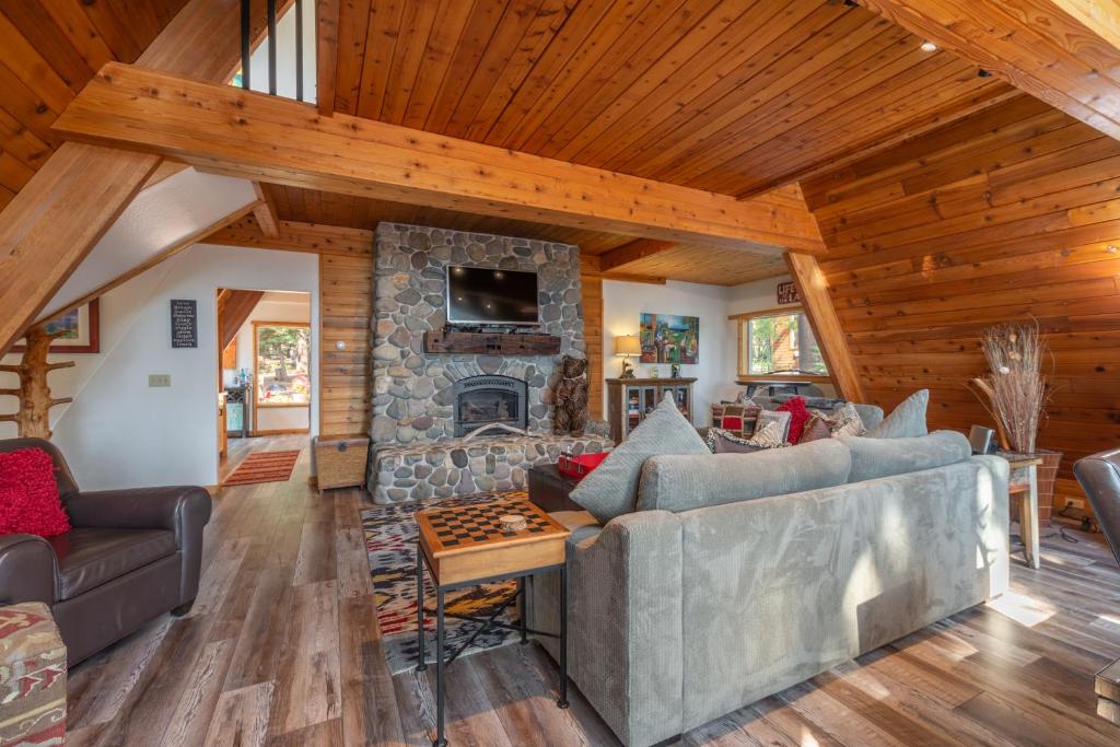 Ember Ridge Retreat- Pet-Friendly, A-Frame Cabin, Hot Tub, Near Northstar photo 2