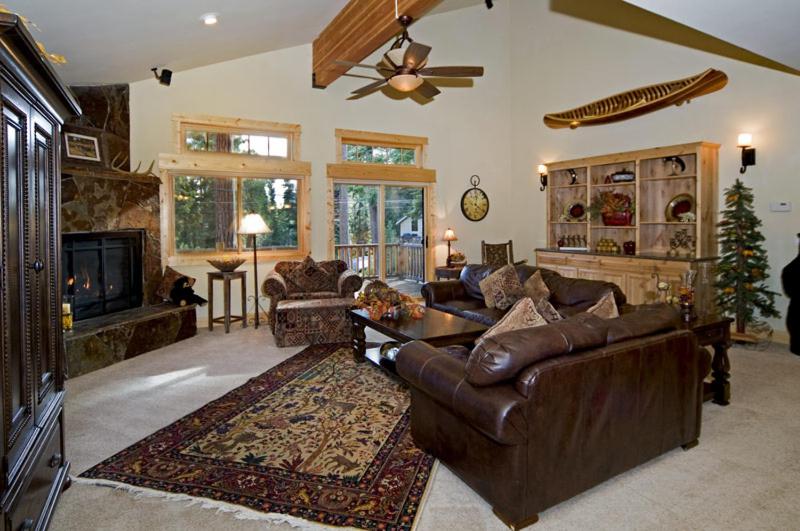 Olive Branch - Private Hot Tub, Media Room, Pet-Friendly, Near Northstar! photo 2
