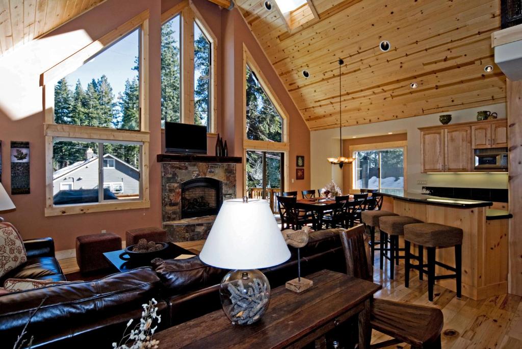 Red Cedar on North Shore - Beautiful 3BR w Gorgeous Furnishings in Tahoe City photo 3
