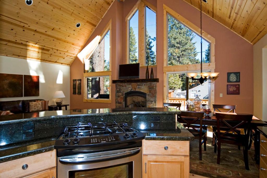 Red Cedar on North Shore - Beautiful 3BR w Gorgeous Furnishings in Tahoe City photo 4
