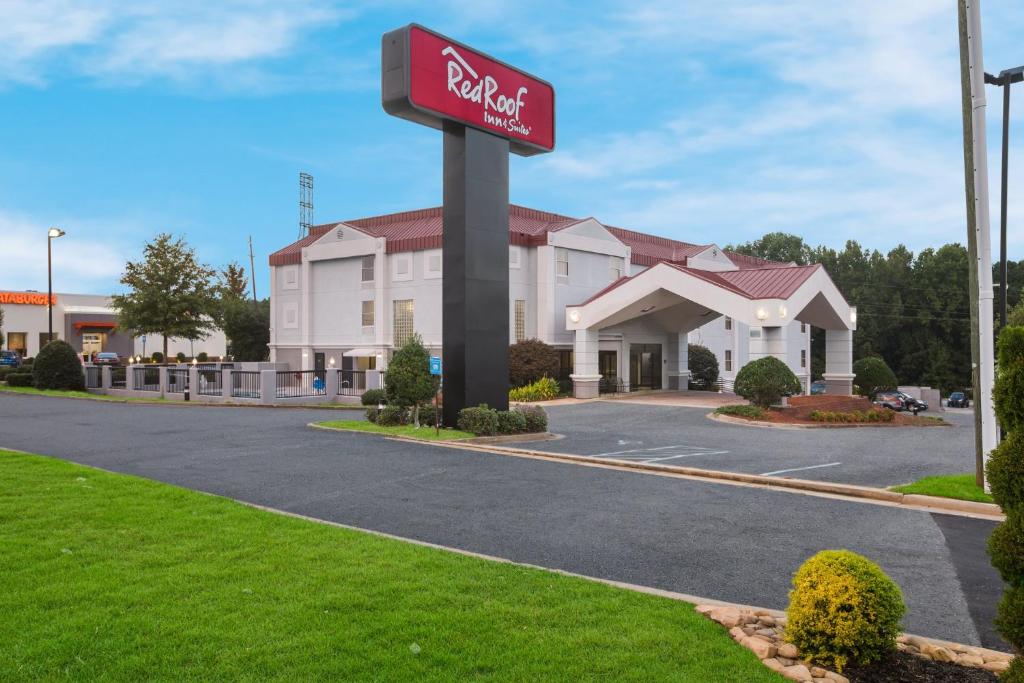 Red Roof Inn & Suites Newnan image