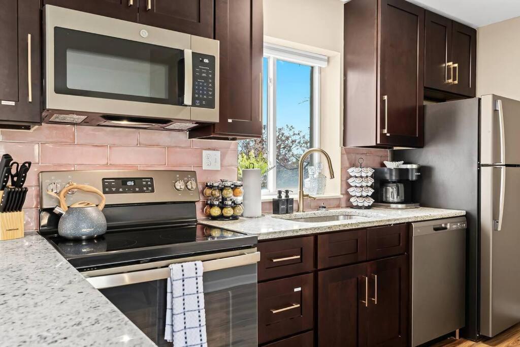 New! Modern Upper Flat near Downtown Roseville photo 1