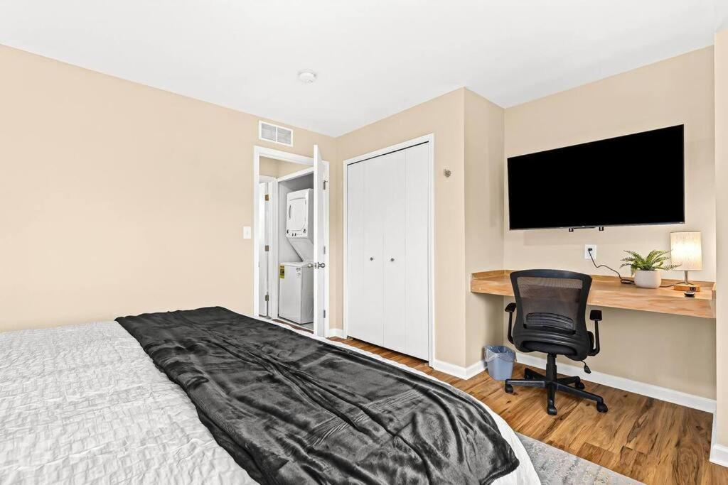 New! Modern Upper Flat near Downtown Roseville photo 2