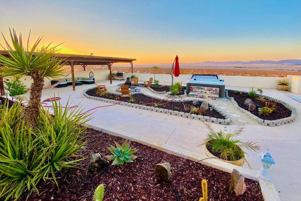 Chic Joshua Tree Pad with Mountain Views and Hot Tub photo 1