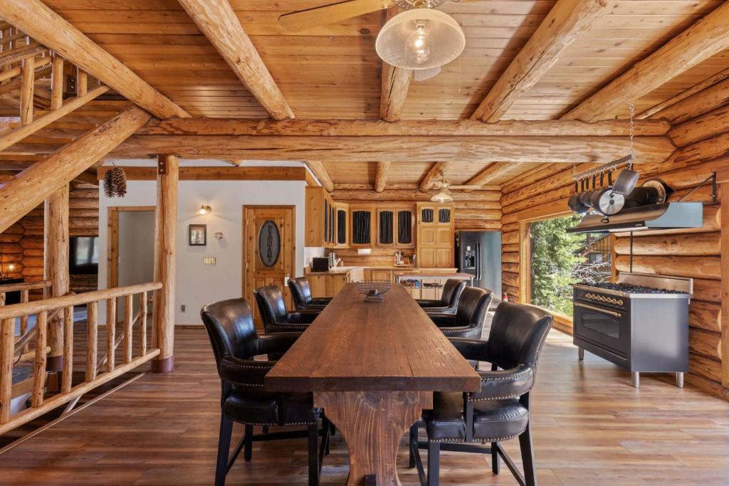 Tahoe Wanderer - 3 BR Luxury Log Cabin with Additional Loft, Private Hot Tub photo 3
