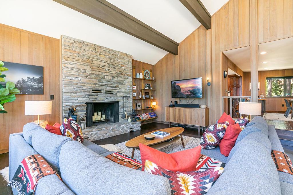 The Hideout at Dollar Point - Private Hot Tub, Lake View, Recently Renovated, Central to Skiing!