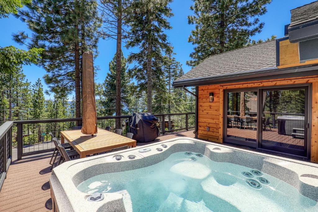 The Hideout at Dollar Point - Private Hot Tub, Lake View, Recently Renovated, Central to Skiing! photo 4