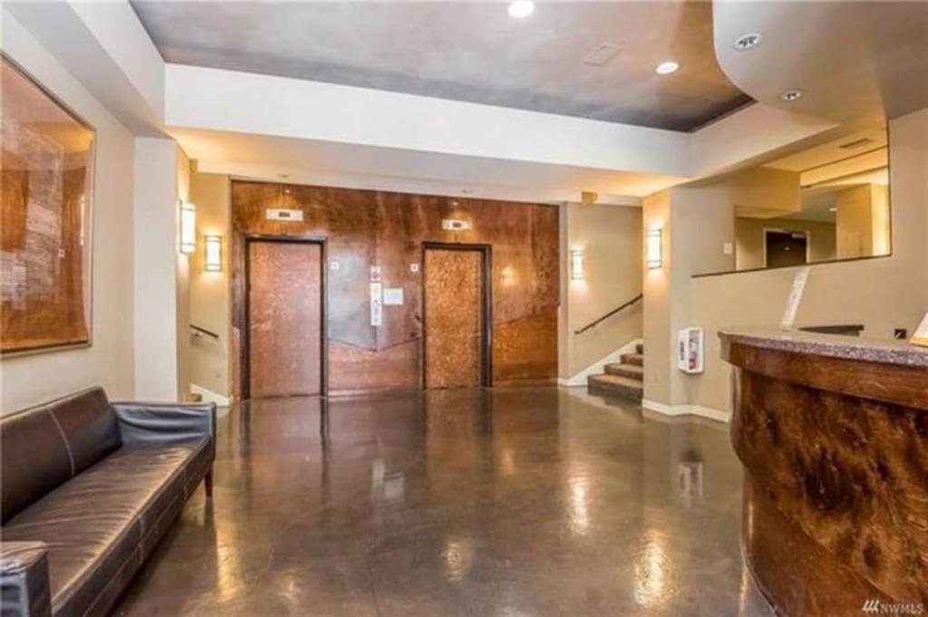 Colorful downtown condo, 2 bedrooms, king bed photo 1