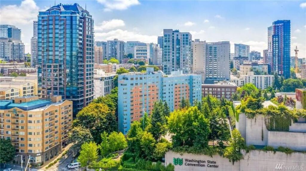 Colorful downtown condo, 2 bedrooms, king bed photo 2