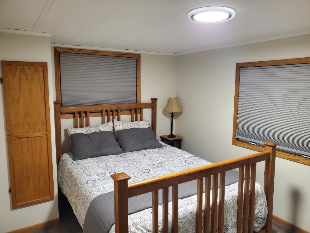 Quaint Cabin with Private Dock photo 4