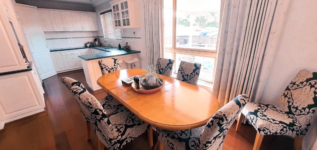 Ballarat Holiday Homes - Bells Lane - Large Home with Double Garage - Only Minutes from Ballarat CBD - Sleeps 1 to 10 photo 3