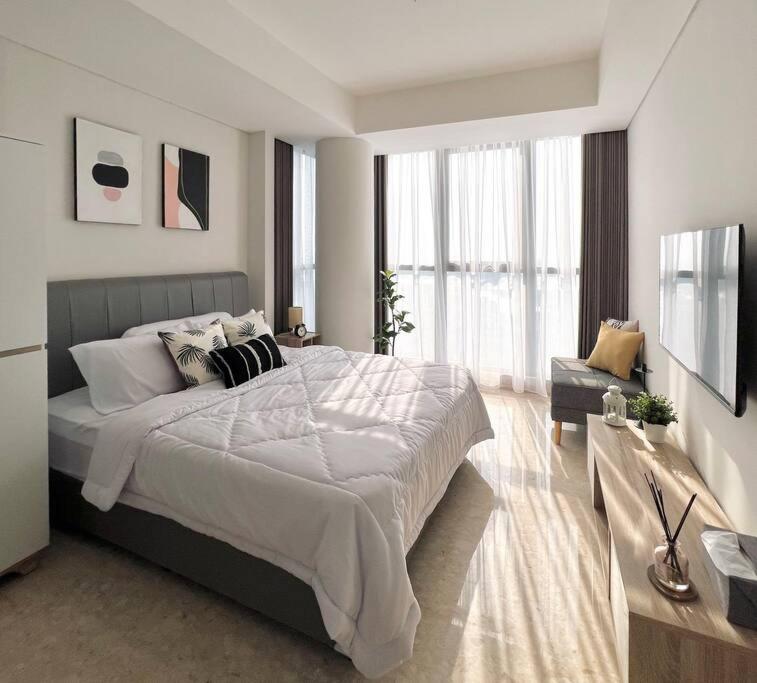 Sunny Seaview 3 BR Condo at PIK Room Type - Three-Bedroom Apartment